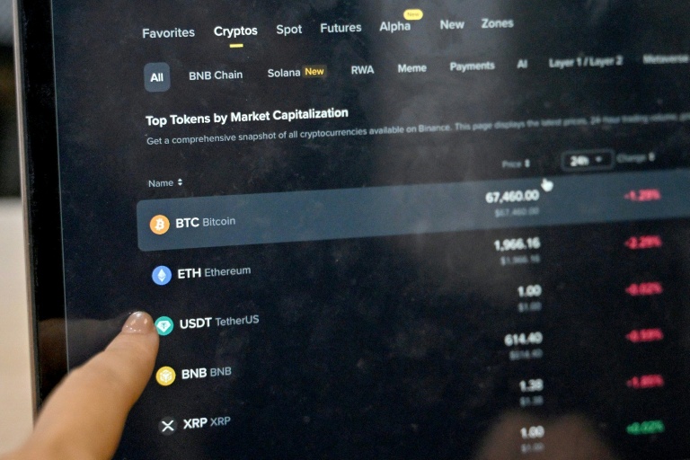 L'écran d'un investisseur en cryptomonnaies, le 12 février 2026 à Hanoï 