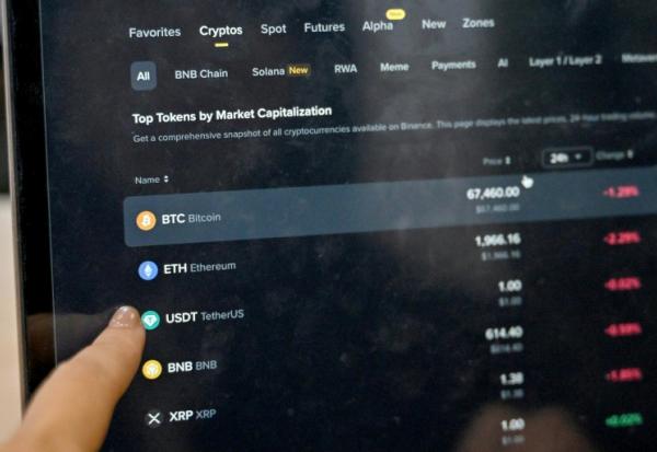 L'écran d'un investisseur en cryptomonnaies, le 12 février 2026 à Hanoï 