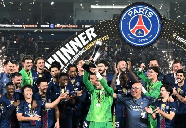 Le PSG soulève un énième trophée des champions après sa victoire sur Marseille aux tirs au but à Koweït City, le 8 janvier 2026 