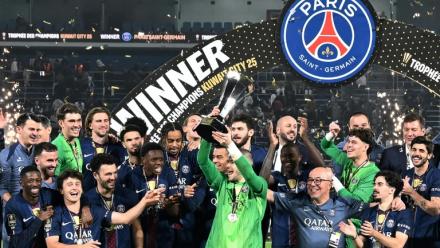 Le PSG soulève un énième trophée des champions après sa victoire sur Marseille aux tirs au but à Koweït City, le 8 janvier 2026 