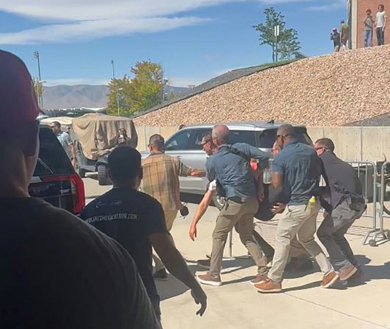 Capture d'écran d'une vidéo de Jeremy King montrant des hommes portant l'influenceur conservateur Charlie Kirk après qu'il a été touché par un tir d'arme à feu lors d'une réunion publique sur un campus universitaire à  Orem (Utah), aux Etats-Unis, le 10 septembre 2025