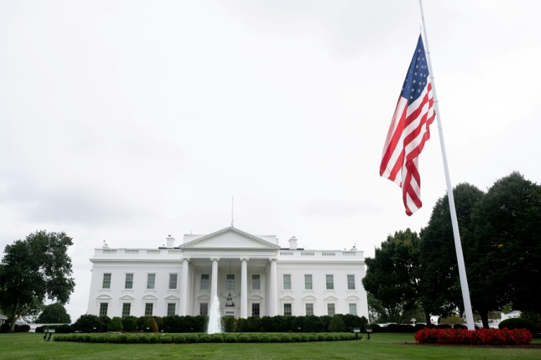 Drapeau de la Maison Blanche mis en berne en hommage à l'influenceur américain décédé Charlie Kirk, à Washington, aux Etats-Unis, le 10 septembre 2025 
