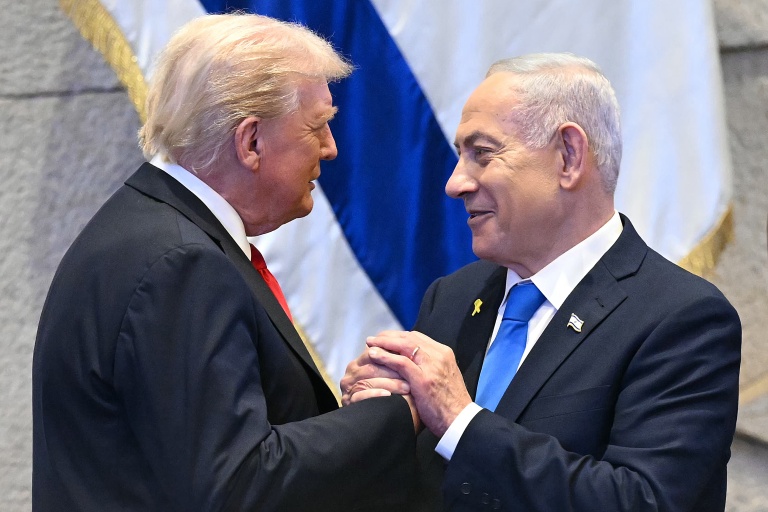 Le président américain Donald Trump (g.) échange avec le Premier ministre israélien Benjamin Netanyahu, le 13 octobre 2025 à Jérusalem