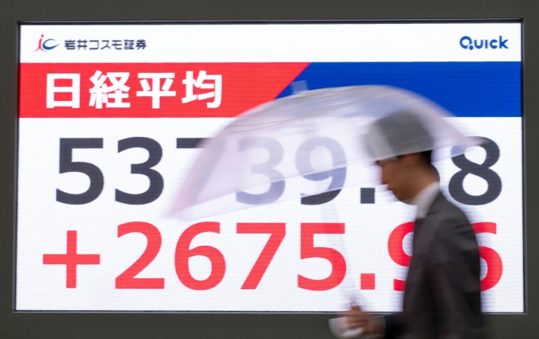 Un tableau électronique affiche les cours de clôture de l'indice Nikkei à la Bourse de Tokyo, le 1er avril 2026