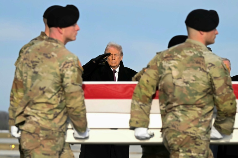 Donald Trump lors du retour des dépouilles des deux soldats américains tués en Syrie, le 17 décembre 2025 sur une base militaire du Delaware