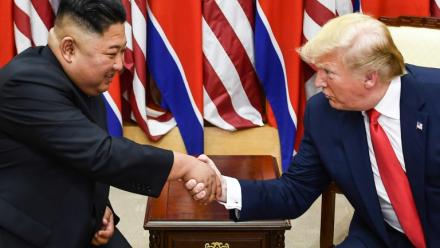 Le dirigeant nord-coréen Kim Jong Un et le président américain Donald Trump pendant une rencontre dans la zone démilitarisée séparant la Corée du nord et la Corée du sud, le 30 juin 2019