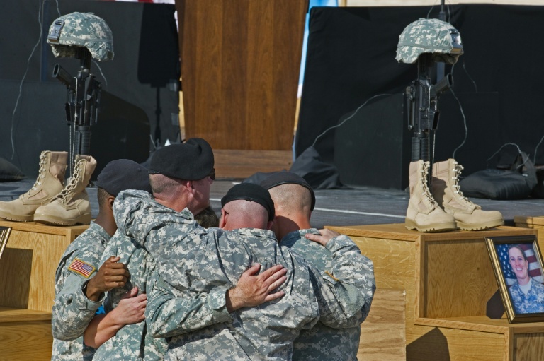 Des soldats américains se recueillent au mémorial des soldats tombés au combat à Fort Hood, le 10 novembre 2009 au Texas, lors d'une cérémonie en hommage aux 13 victimes tuées lors d’une fusillade perpétrée le 5 novembre par Nidal Hasan sur la base militaire