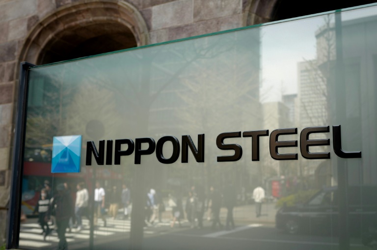 Le logo de Nippon Steel à Tokyo, le 10 avril 2025