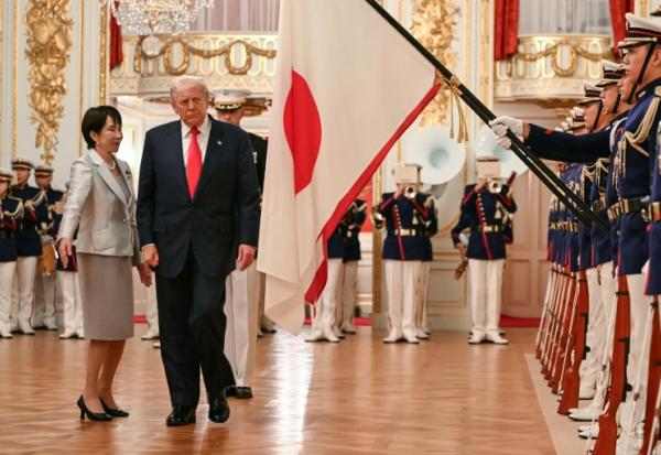 La Première ministre japonaise Sanae Takaichi (gauche) et le président américain Donald Trump passent en revue des soldats japonais, le 28 octobre 2025 à Tokyo