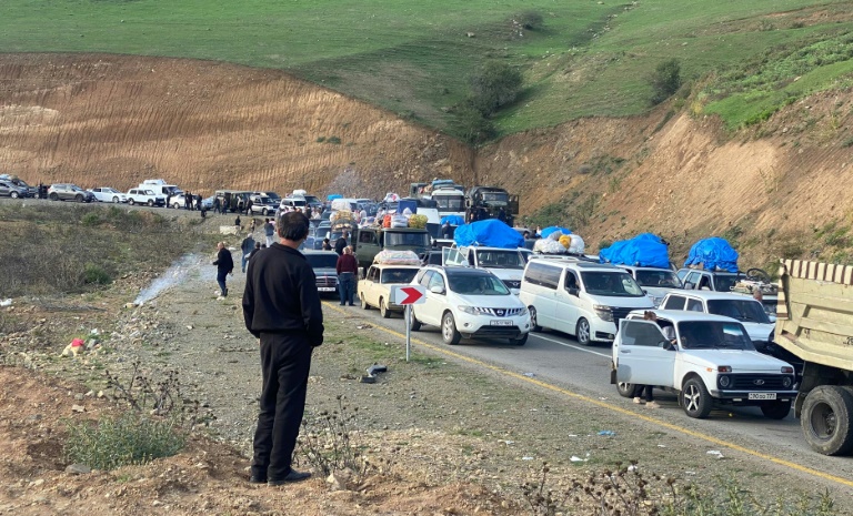 Des réfugiés arméniens fuient le Karabakh face à l'offensive de l'armée azerbaïdjanaise, le 28 septembre 2023