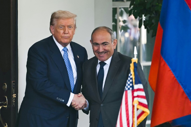 Le président américain Donald Trump reçoit le Premier ministre arménien Nikol Pashinyan à la Maison Blanche le 8 août 2025