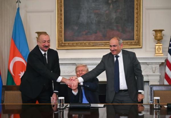 Le président azerbaïdjanais Ilham Aliev (à gauche) et le Premier ministre arménien Nikol Pachinian (à droite) se serrent la main en présence du président américain Donald Trump, le 8 août 2025 à la Maison Blanche