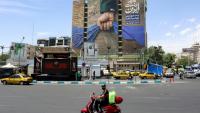 Une affiche géante représentant le détroit d'Ormuz avec une inscription en persan "À jamais dans la main de l'Iran", place Vanak à Téhéran, le 6 mai 2026