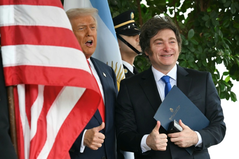 Le président américain Donald Trump recçoit son homologue argentin Javier Milei le 14 octobre 2025 à la Maison Blanche