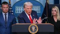 Le président américain Donald Trump entouré par le ministre de la Défense, Pete Hegseth, et la ministre de la Justice, Pam Bondi, lors d'une conférence de presse à la Maison Blanche sur le maintien de l'ordre à Washington, le 11 août 2025