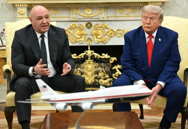 Le président américain Donald Trump (à droite) reçoit son homologue libanais Joseph Aoun dans le Bureau ovale de la Maison Blanche, à Washington, le 21 juillet 2026