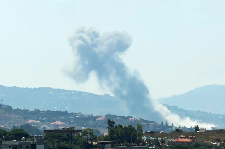 Photo prise depuis la ville de Nabatiyé, dans le sud du Liban, montrant la fumée d'une explosion contrôlée par Israël dans le village de Kfar Tebnit, le 21 juillet 2026