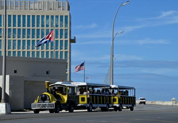 Un train touristique passe devant l'ambassade des États-Unis à La Havane, le 11 janvier 2026 à Cuba