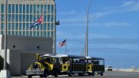 Un train touristique passe devant l'ambassade des États-Unis à La Havane, le 11 janvier 2026 à Cuba