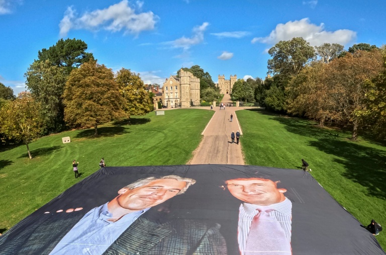 Une bannière représentant une photo de Donald Trump et Jeffrey Epstein, devant le chateau de Windsor le 15 septembre 2025. Image diffusée par le collectif 