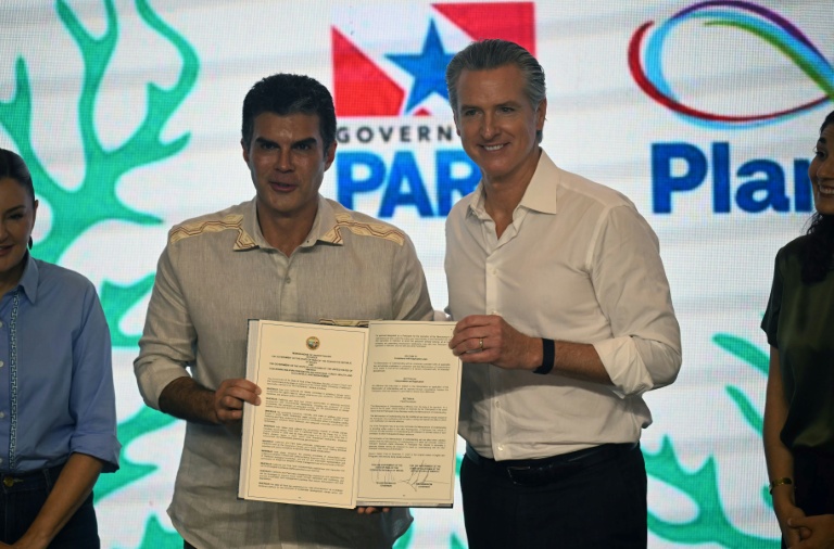 Le gouverneur de l'Etat brésilien du Para, Helder Barbalho (à gauche), et le gouverneur de Californie Gavin Newsom, à Belem au Brésil, le 11 novembre 2025. 