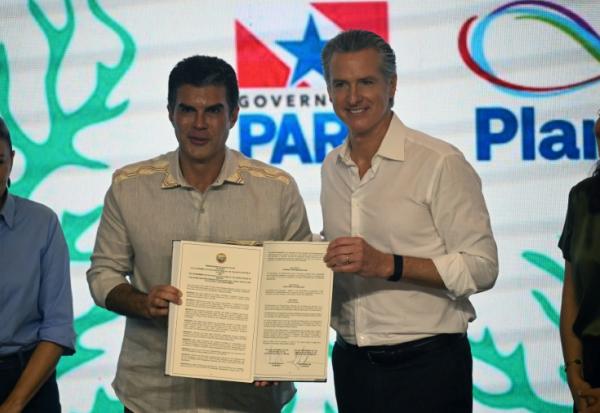 Le gouverneur de l'Etat brésilien du Para, Helder Barbalho (à gauche), et le gouverneur de Californie Gavin Newsom, à Belem au Brésil, le 11 novembre 2025. 