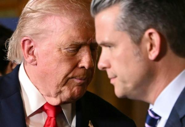 Le président américain Donald Trump et son ministre de la Défense, Pete Hegseth, à Palm Beach, en Floride, le 22 décembre 2025