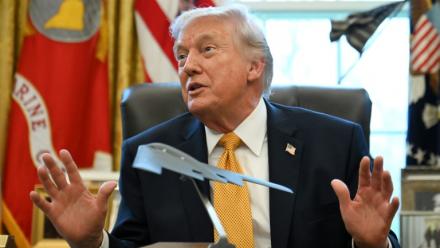 Donald Trump répond aux journalistes dans le Bureau ovale à Washington, le 16 mars 2026