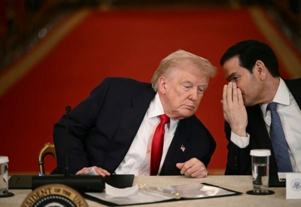 Le président américain Donald Trump (G) et le chef de la diplomatie américaine Marco Rubio Marco Rubio, le 6 mars 2026 à Washington 