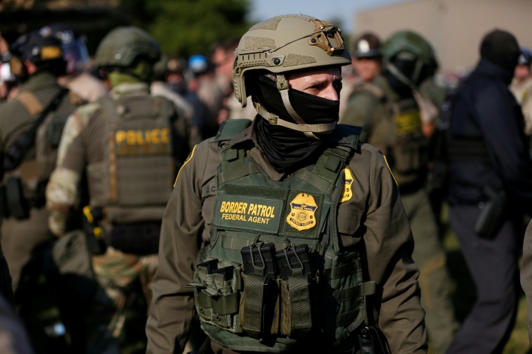 Un agent de la police aux frontières (CBP) à Broadview, dans l'Illinois, le 3 octobre 2025