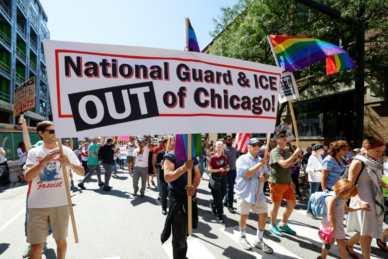 Des manifestants brandissent des pancartes lors d'un défilé à l'occasion de la fête du Travail, à Chicago, le 1er septembre 2025