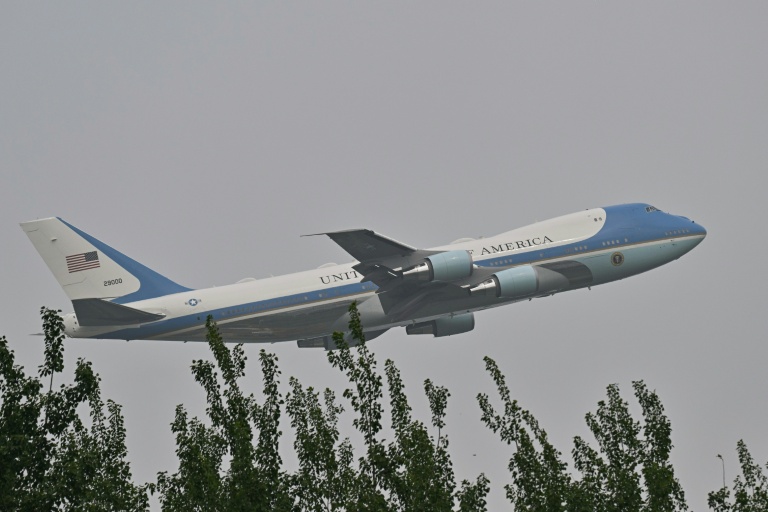 L'avion Air Force One, transportant le président américain Donald Trump, décolle de l'aéroport international de Pékin, le 15 mai 2026