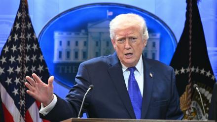 Le président américain Donald Trump lors d'une conférence de presse à la Maison Blanche, le 20 février 2026 à Washington