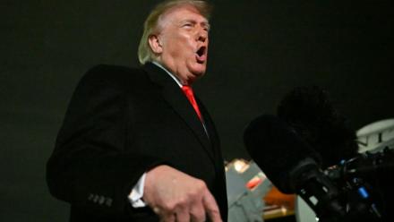 Le président américain Donald Trump s'adresse aux journalistes sur la base aérienne d'Andrews, dans le Maryland, le 10 octobre 2026