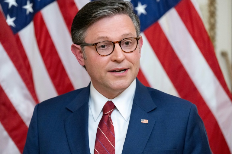 Le président républicain de la Chambre des représentants, Mike Johnson, parle à la presse depuis le Capitole de Washington, le 12 novembre 2025