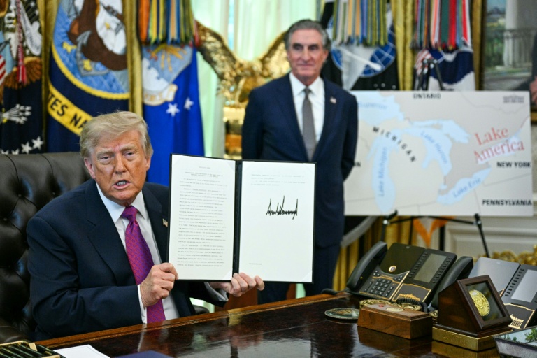 Le président américain Donald Trump signe un décret changeant le nom du 