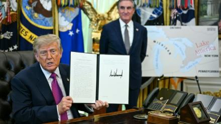 Le président américain Donald Trump signe un décret changeant le nom du "lac Ontario" en "lac d'Amérique", le 27 août 2026 à la Maison Blanche.