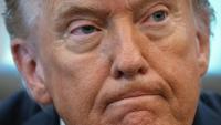 Le président américain Donald Trump parle à la presse dans le Bureau ovale de la Maison Blanche à Washington, le 6 octobre 2025