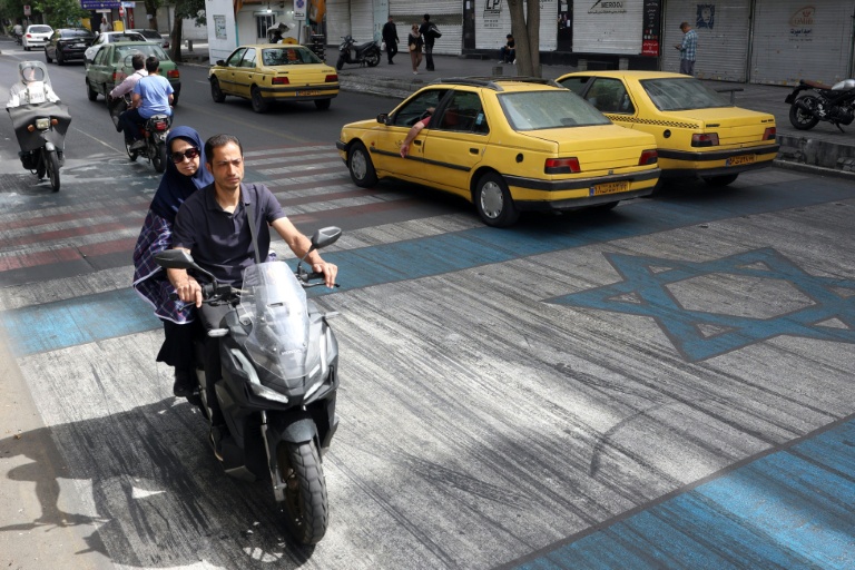 Les drapeaux américain et israélien peints sur la chaussée à Téhéran, le 5 mai 2026 