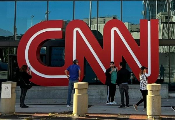 Donald Trump a dit mercredi qu'il voulait s'assurer que la chaîne CNN, qu'il accuse depuis longtemps de servir ses opposants démocrates et d'être un "ennemi du peuple", change de propriétaire dans le cadre de la vente de sa maison mère, Warner Bros Discovery