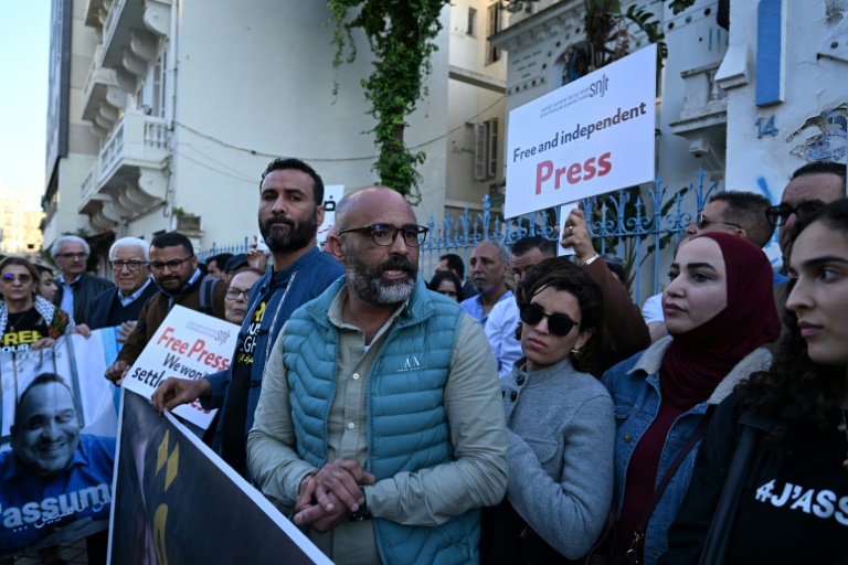 Le président du Syndicat des journalistes tunisiens, Zied Dabbar (c), lors d’une manifestation devant le siège du SNJT à Tunis, le 24 avril 2026