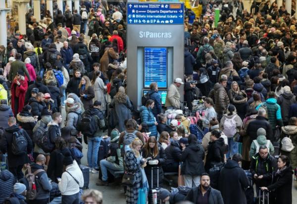 Les passagers attendent dans la gare londonienne de St. Pancras après la suspension de tous les Eurostar entre Paris et Londres le 30 décembre 2025