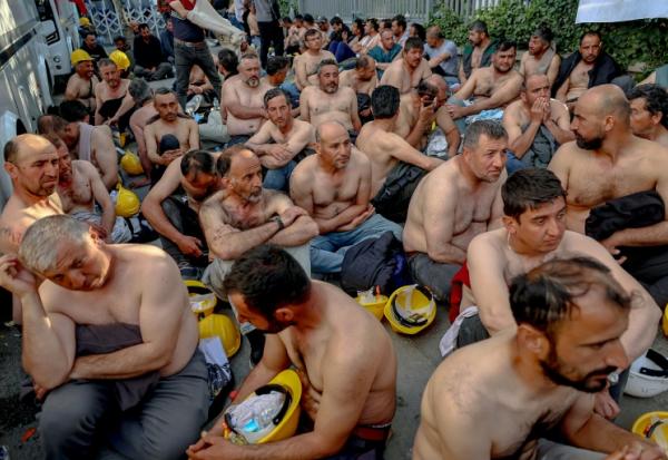 Le 20 avril 2026, à Ankara, environ 90 mineurs torse nu ont organisé un sit-in devant le ministère turc de l'Énergie pour réclamer leurs salaires impayés.