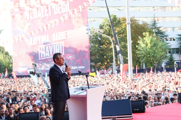 Özgür Özel, le leader du CHP, principal parti d'opposition en Turquie, prononce un discours devant la foule rassemblée à Ankara, le 14 septembre 2025