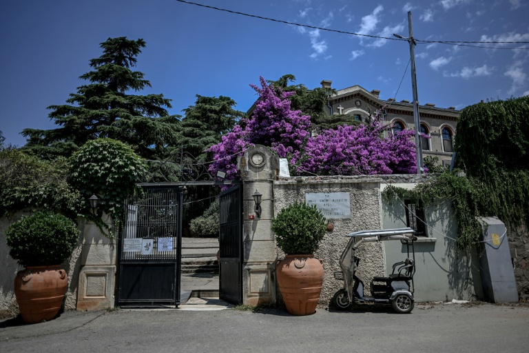 L'entrée du séminaire de Halki, ouvert au milieu du XIXe siècle et qui fut la principale école de théologie de l'Église orthodoxe orientale jusqu'à sa fermeture en 1971, le 2 juillet 2026 à Heybeliada, au large d'Istanbul