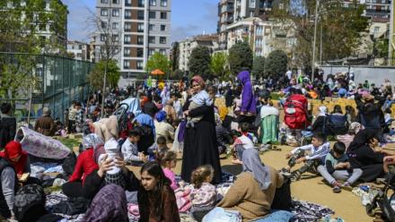 Des habitants d'Istanbul attendent dans un parc après un séisme suivi de plusieurs répliques, le 23 avril 2025
