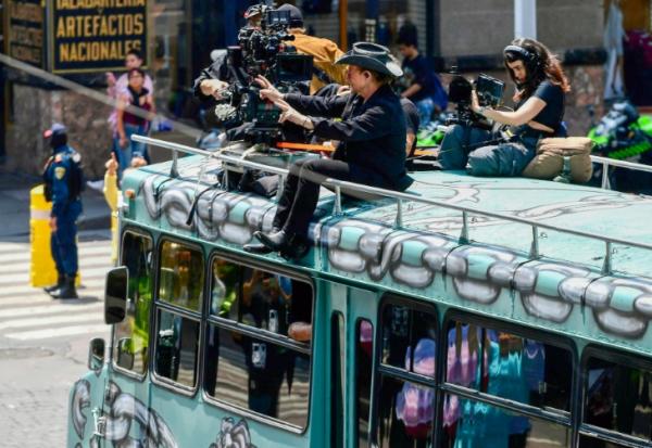 Le chanteur de U2 Paul Hewson (c), plus connu sous le nom d'artiste de "Bono", lors de la deuxième journée de tournage du clip de "Street of Dreams" dans le centre-ville de Mexico, le 13 mai 2026