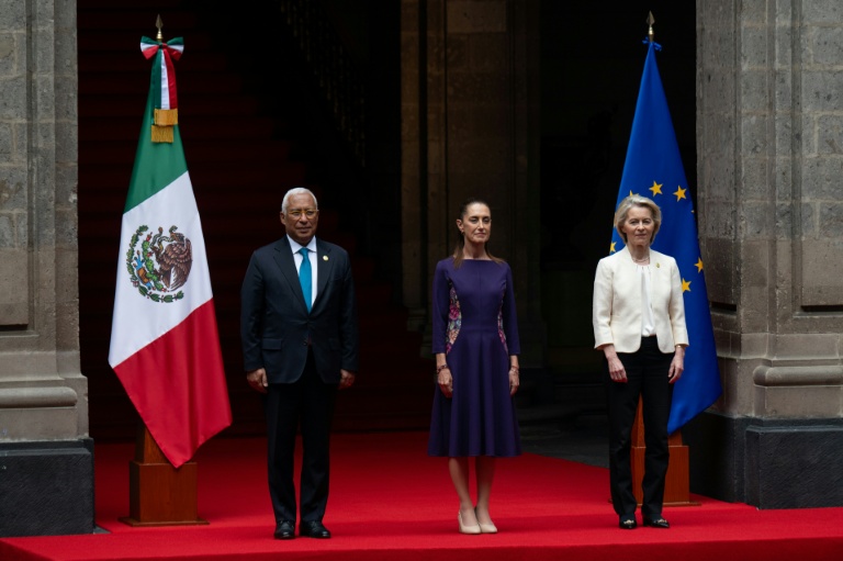 La présidente du Mexique, Claudia Sheinbaum (au centre), le président du Conseil européen, Antonio Costa (à gauche), et la présidente de la Commission européenne, Ursula von der Leyen, au Palais national, à Mexico, le 22 mai 2026
