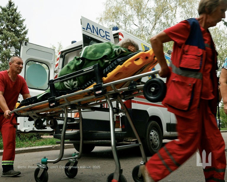 Photo prise et publiée le 9 septembre 2025 par le Premier Centre de soutien à l'information et à la communication des forces terrestres ukrainiennes montrant du personnel médical transportant un habitant du village de Iarova, blessé lors d'une frappe aérienne russe