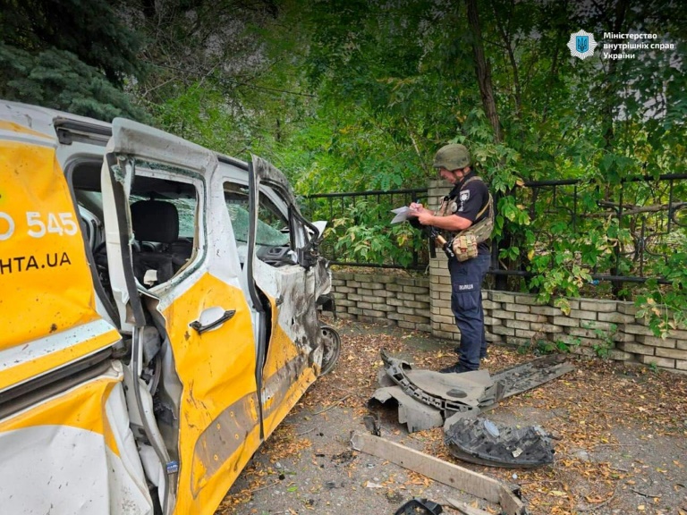 Photo prise et publiée par le ministère de l'Intérieur ukrainien le 9 septembre 2025 montrant un policier ukrainien sur le site d'une frappe aérienne russe dans le village de Iarova, dans la région de Donetsk
